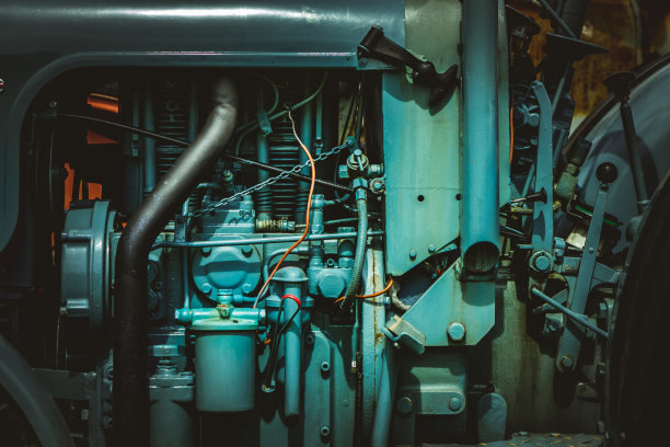 一个旧机器的详细照片，一个老式拖拉机的引擎图片下载