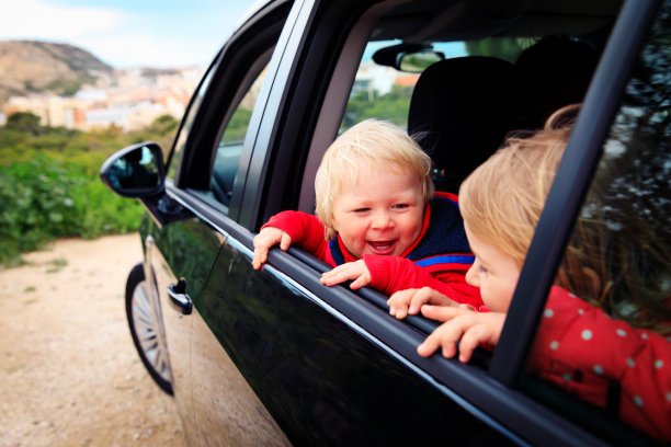 快乐的孩子乘车上路旅行，家庭度假图片下载