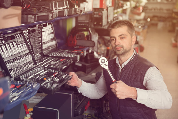 男性选择棘轮图片下载