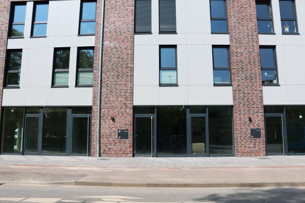 在一栋公寓楼前面图片下载