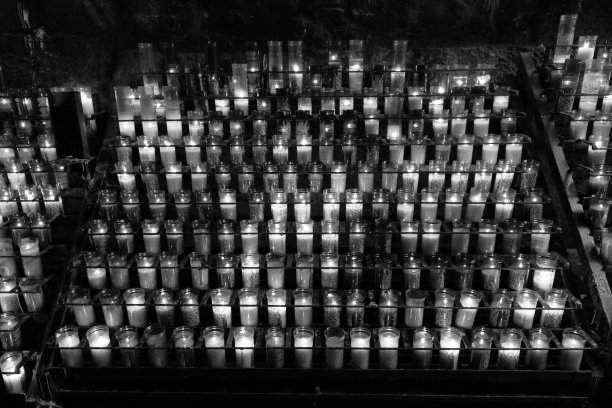 点燃天主教蜡烛的图形视图，蒙特塞拉特修道院，加泰罗尼亚，西班牙图片下载