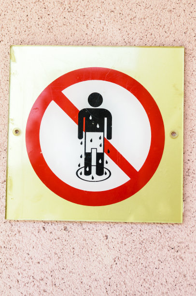 酒店的标牌警告客人在潮湿时不要进入大楼。图片下载