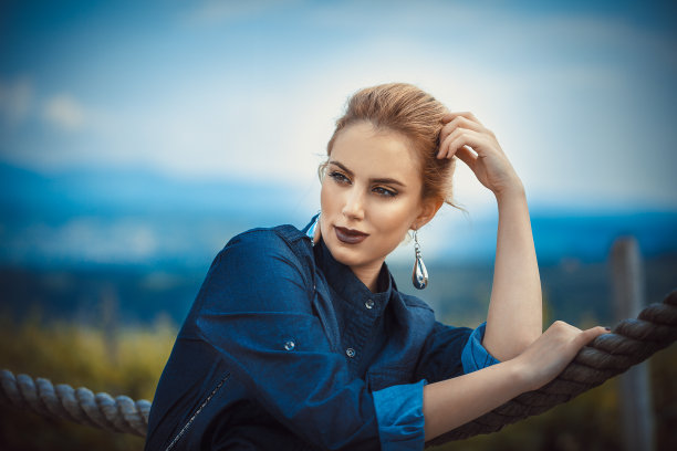 时尚肖像的模特微笑。阳光明媚的生活方式照片。夏季时尚风格。图片下载