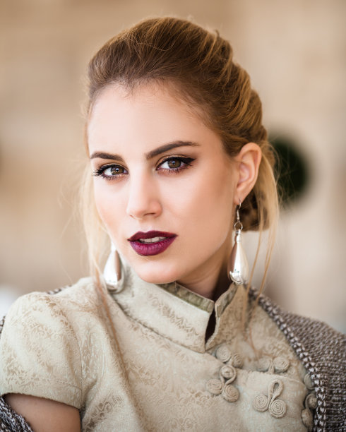 时尚肖像的模特微笑。阳光明媚的生活方式照片。夏季时尚风格。图片下载