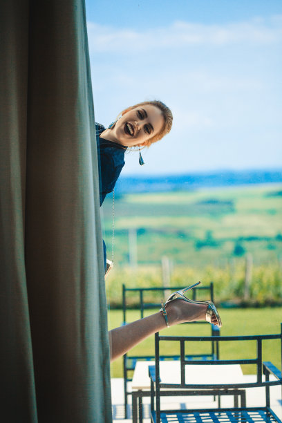 时尚肖像的模特微笑。阳光明媚的生活方式照片。夏季时尚风格。图片下载