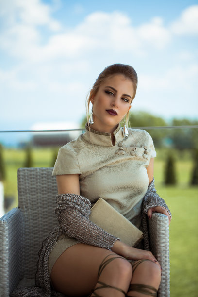 时尚肖像的模特微笑。阳光明媚的生活方式照片。夏季时尚风格。图片下载