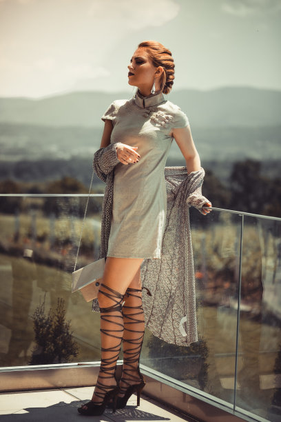 时尚肖像的模特微笑。阳光明媚的生活方式照片。夏季时尚风格。图片下载