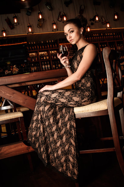 坐在吧台附近的女人图片下载