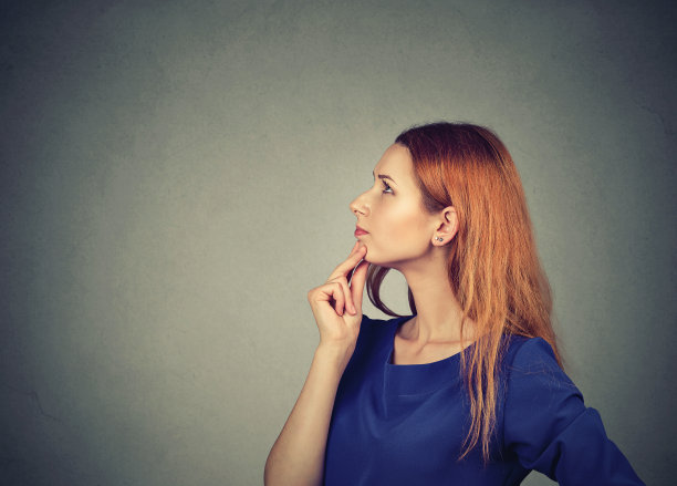 想着美丽的女人在灰色图片下载