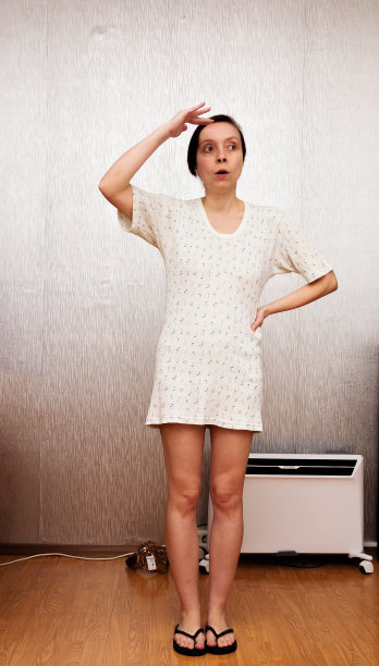 一个女人假装精神失常。图片下载