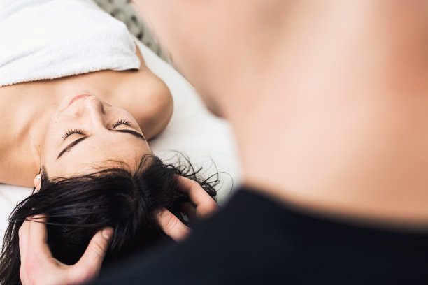 在水疗中心做头部按摩。诊所美容、水疗、养生、保健理念。图片下载