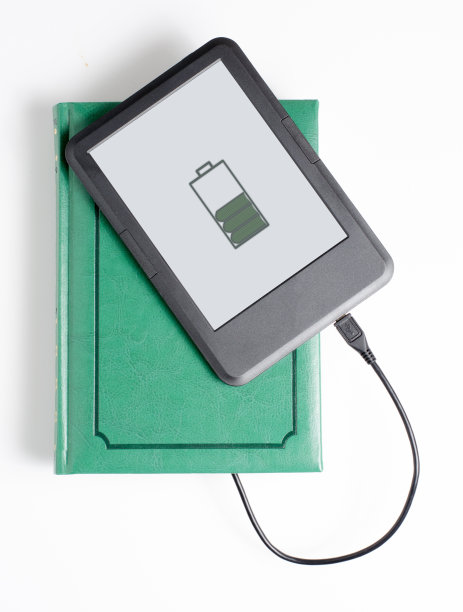 电子书和书籍通过电缆连接。垂直图图片下载