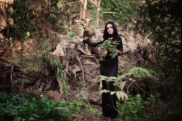 美丽的女巫在神秘的森林里摆姿势图片下载