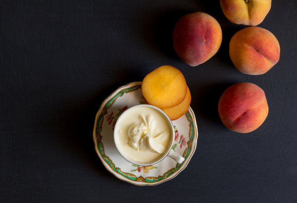 桃子和奶油俯视图照片图片下载
