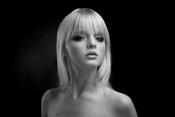 黑白正面视图的金发模特与开放的肩膀。图片下载