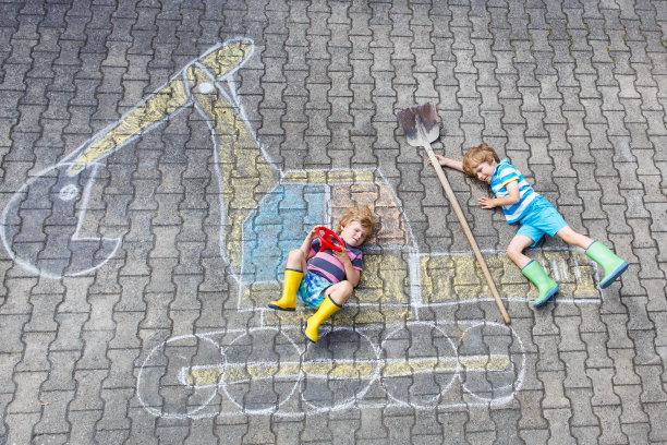 两个小男孩用挖掘机粉笔画素材图片