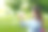美丽的黑发女孩。夏天在自然。拥有智能手机。让照片。他听音乐，看电影。通过社交网络进行交流。图片下载