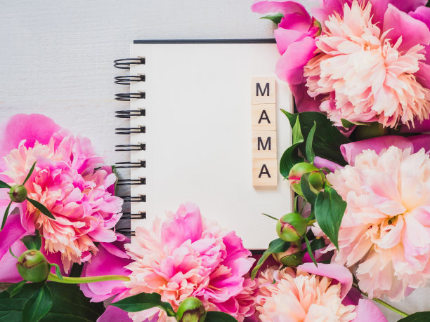 写着妈妈这个词的笔记本空白页图片下载