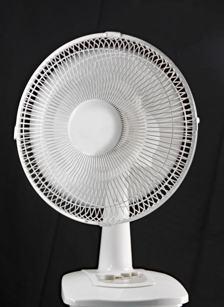 黑色背景上的小型家用地板风扇图片下载