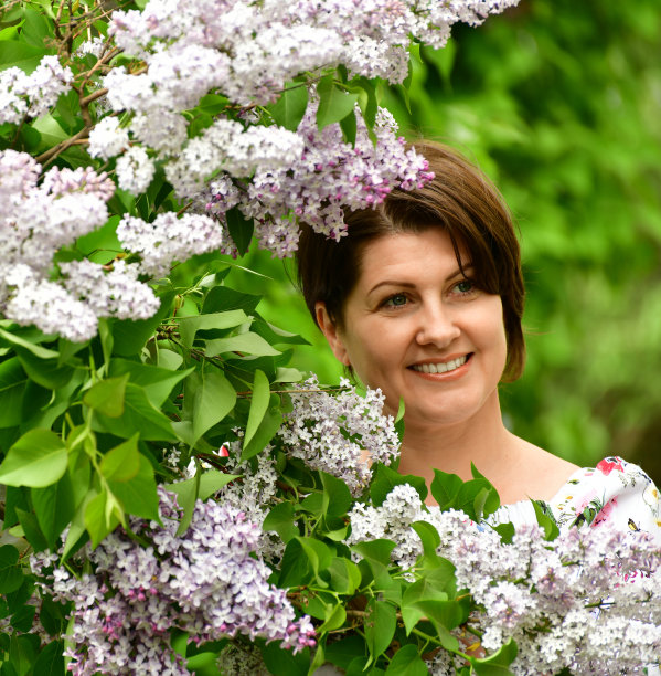在花园里微笑的女人图片下载