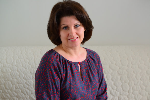 微笑的中年褐发妇女肖像图片下载