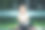 小女孩正坐在长凳上看书图片下载