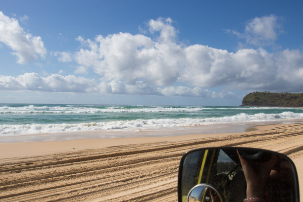 海滩驾驶4x4汽车卡车在沙路由海岸海洋图片下载