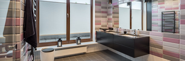 宽敞的浴室，砖砌瓷砖图片下载