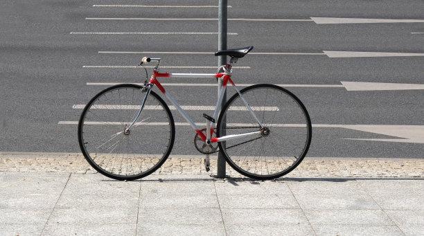 自行车被钉在柱子上图片下载