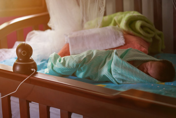 穹顶摄像机追踪熟睡的婴儿图片下载