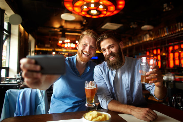 酒吧里的男性朋友在自拍图片下载