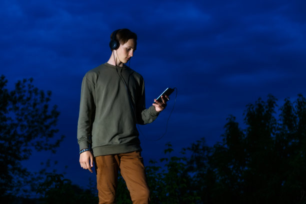 年轻人在晚上听音乐图片下载