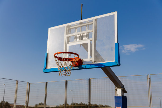 清晨天空下的篮球板图片下载