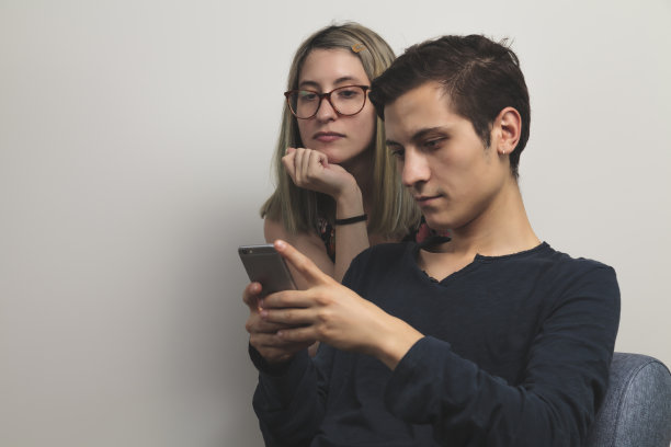 夫妇使用他的手机，白色背景图片下载