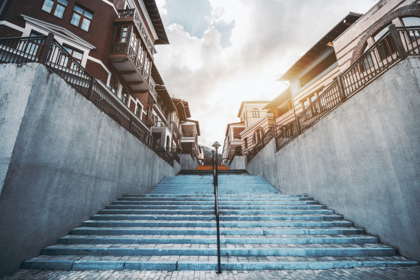 楼梯向上，周围是整洁的现代房屋图片下载