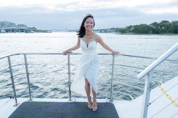 船上穿着白裙子的漂亮女人图片下载