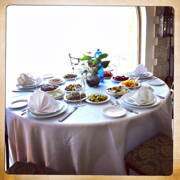 餐桌上的洁食开胃菜图片下载