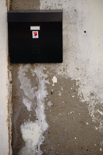 信箱在房子的墙上图片下载