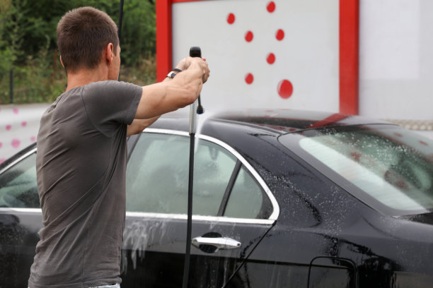 男人在户外洗车图片下载