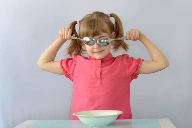 孩子喜欢坐在餐桌旁吃饭图片下载