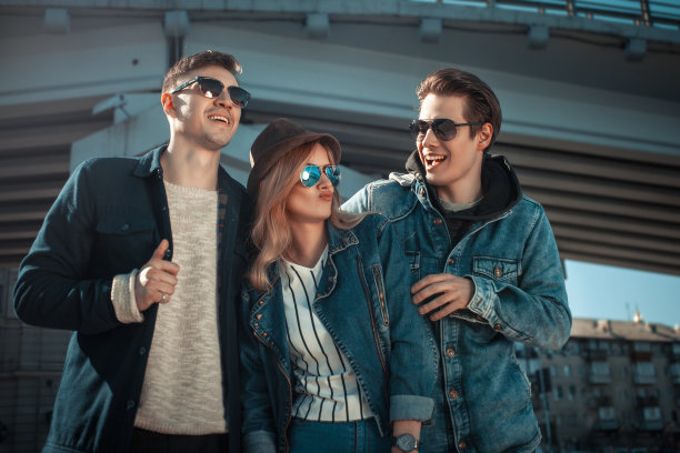 可爱的情侣玩得开心图片下载