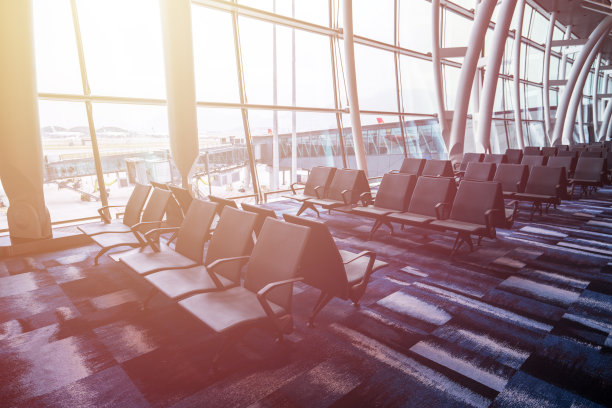 国际机场的桌椅。图片下载