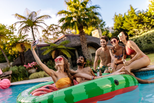 和朋友在泳池派对上自拍的女孩图片下载