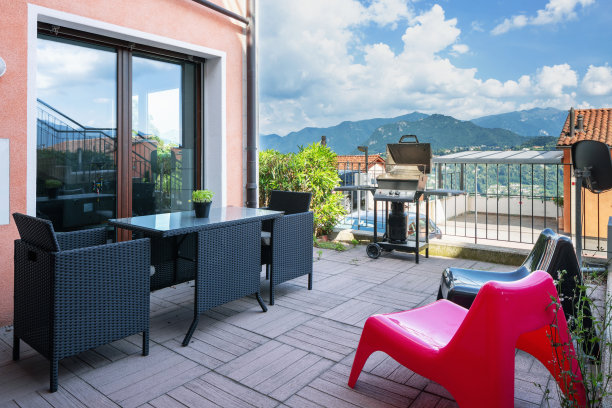 带花园家具的阳台，蓝天图片下载