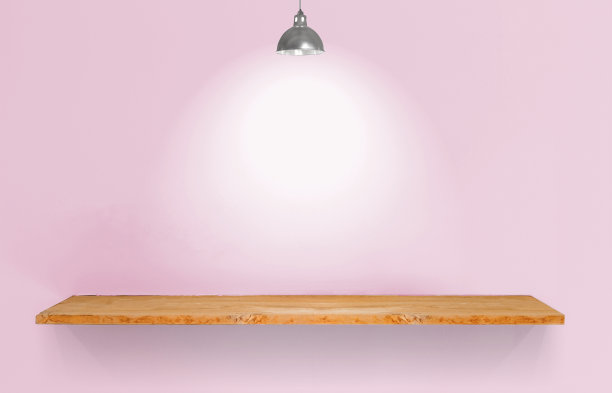粉色复古墙上挂着一盏灯的木制架子。图片下载