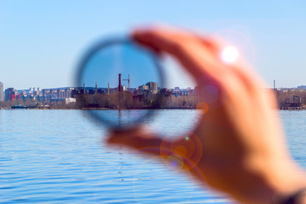 城市通过一个偏光滤镜在女性手中图片下载