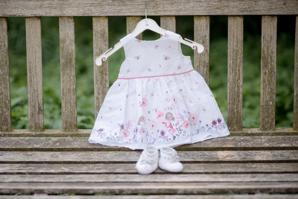 在户外拥抱的幸福年轻孕妇夫妇 - 年轻孕妇夫妇的细节 - 新家庭图片下载