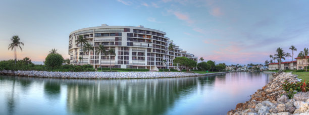 日落的天空和医生山口的云朵图片下载