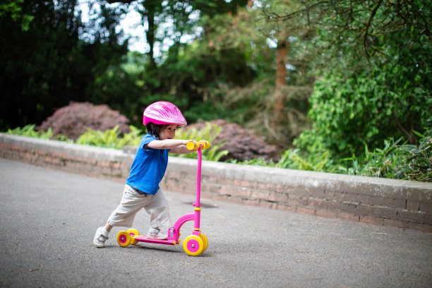 小女孩在夏季公园玩平衡滑板车图片下载