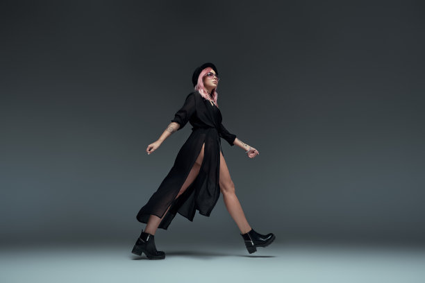 穿着飞行服的漂亮女孩图片下载